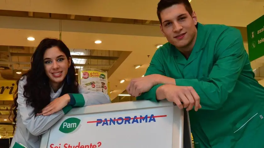 Le liberalizzazioni portano al lavoro domenicale i primi studenti, assunti con apposito contratto, nei supermercati del veneziano Gruppo Pam. Cristina Fregonese (S), studentessa in Legge, e Daniele Zabeo, studente in informatica, nel Pam Store di Spinea (Venezia), questa mattina 15 aprile 2012. ANSA/ANDREA MEROLA