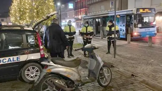 L’autobus di linea fermato dagli agenti della polizia urbana