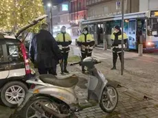 L’autobus di linea fermato dagli agenti della polizia urbana