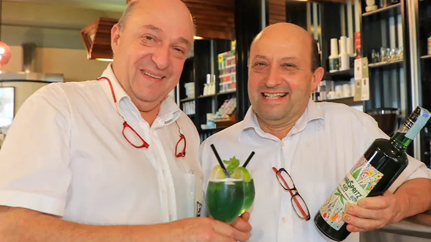 DePolo Asolo Bar Centrale Lele e Ezio Botter servono lo spriz al cannabis