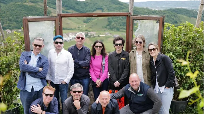 Un gruppo di registi e produttori che stanno partecipando al tour sulle colline Unesco