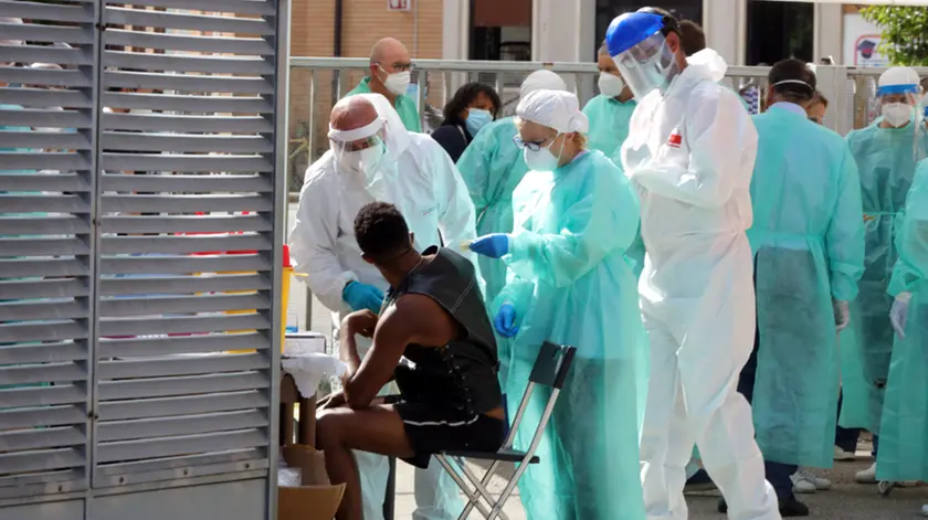 Tamponi ai migranti in caserma