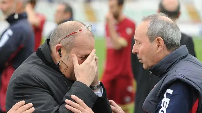 Il direttore generale del Livorno, Giovanni Gardini (S), parla al telefonino dopo il malore che l'ha colpito nel corso della partita di Serie B allo Stadio Adriatico di Pescara. Morosini e' poi deceduto in Ospedale, 14 aprile 2012. ANSA/MASSIMILIANO SCHIAZZA
