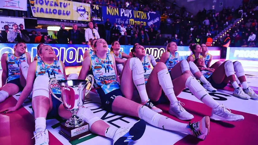 Le pantere della Prosecco Doc Imoco con il trofeo del Mondiale per Club