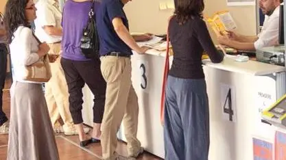 Clienti in una filiale bancaria