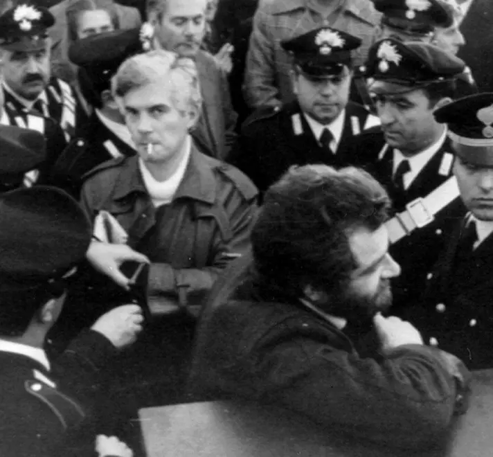 20091206 - MILANO- POL - PIAZZA FONTANA: 40 ANNI DOPO SI CERCA ANCORA VERITA' - Una foto di archivio del 1 febbraio 1075 mostra Franco Freda e Giovanni Ventura alla fine dell'udienza del processo della strage di piazza Fontana, alla Banca Nazionale dell' Agricoltura avvenuto Milano il 12 dicembre 1969. ARCHIVIO / ANSA / DBA