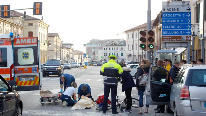 Borghesi Montebelluna incidente auto e bicicletta in corso Mazzini
