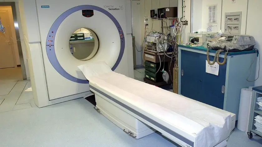 TREVISO 11/01/2005 CONFERENZA STAMPA NUOVE ATREZZATURE AL CA' FONCELLO, IN FOTO LA NUOVA TAC CONFERENZA STAMPA NUOVI MACCHINARI AL CA_ FONCELLO