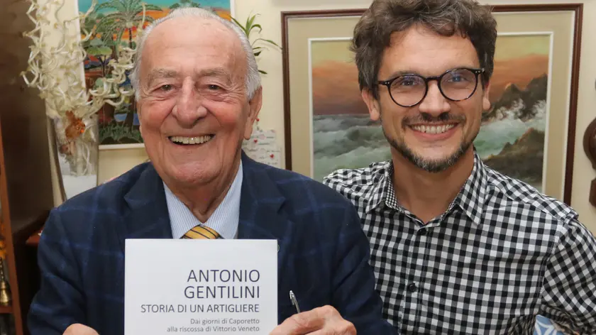 ZAGO AG.FOTOFILM TREVISO GIANCARLO GENTILINI, IN FOTO CON EDITORE E LIBRO -ANTONIO GENTILINI- STORIA DI UN ARTIGLIERE