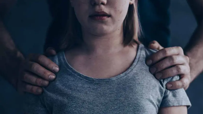 Una foto simbolo della violenza su minori