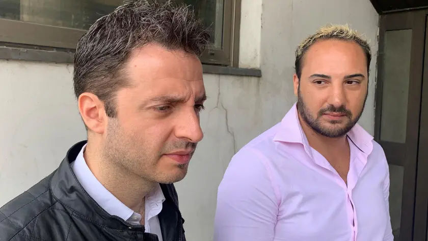A sinistra l’inviato delle Iene Cordaro e, a destra, il cameraman Didoni