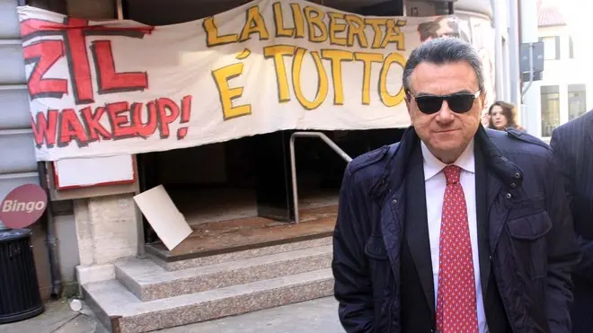 AGOSTINI TREVISO ZTL, OCCUPAZIONE DIMOSTRATIVA EX. CINEMA EDISON, IN FOTO IL PREFETTO