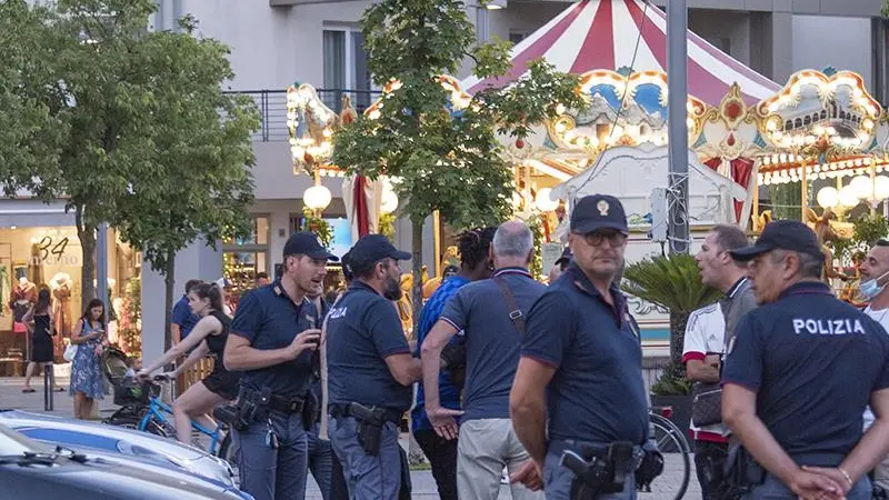 Rissa sfiorata a Jesolo: dieci fermati