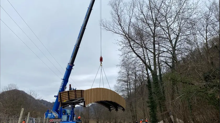 La posa del ponte pedonale sul Campea tra Farra e Follina