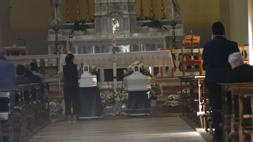 I feretri della piccola Mia De Osti e di Susanna Recchia in chiesa a Miane