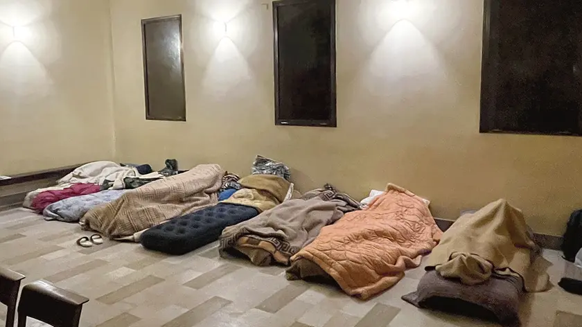 I letti dei senza fissa dimora nella chiesa di Santa Maria del Sile a Treviso