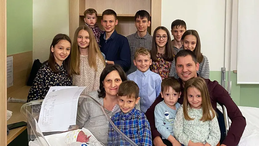 Mamma Oana e papà Onisim Bizu ei loro tredici figli