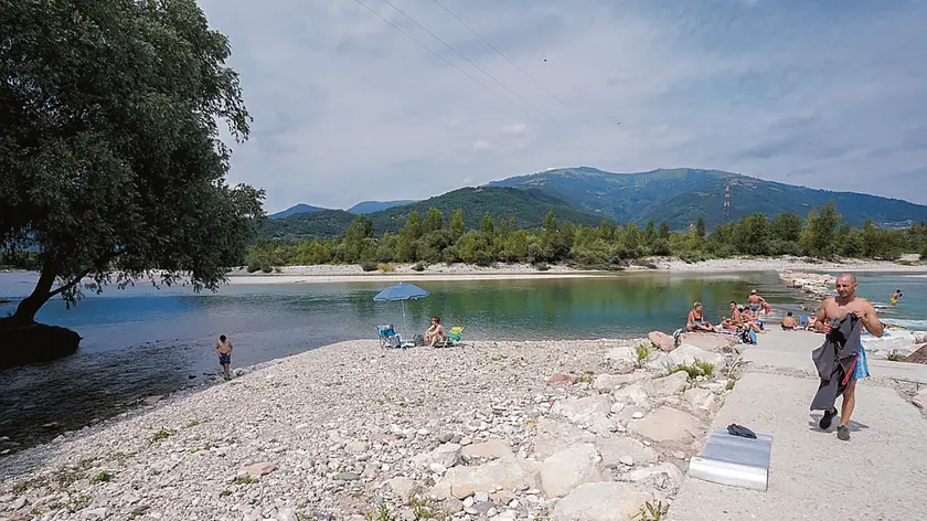 Bagnanti sul Piave, nel luogo della tragedia. Lungo tutto il corso del fiume vige il divieto di balneazione, ma da sempre nessuno lo rispetta