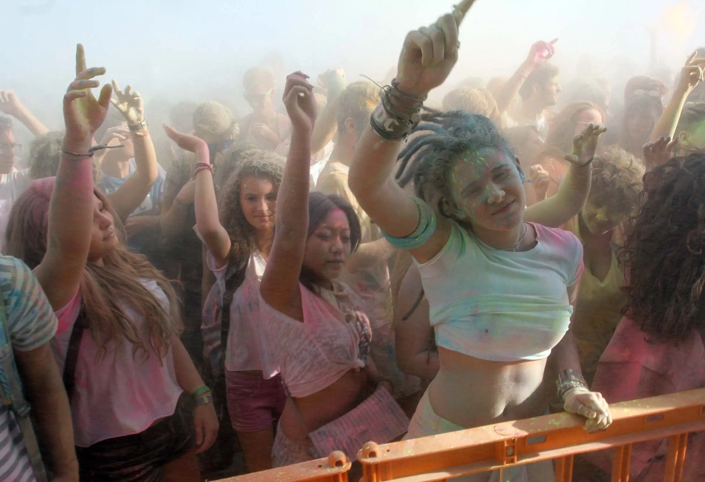 Polveri colorate sulle giovanissime partecipanti dell'Holi Party