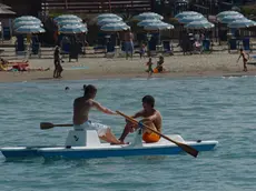 Ragazzi sul pedalò in mare (archivio)