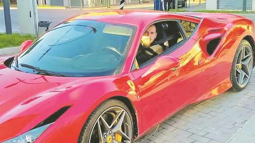 Tommaso Giuliano con la sua Ferrari