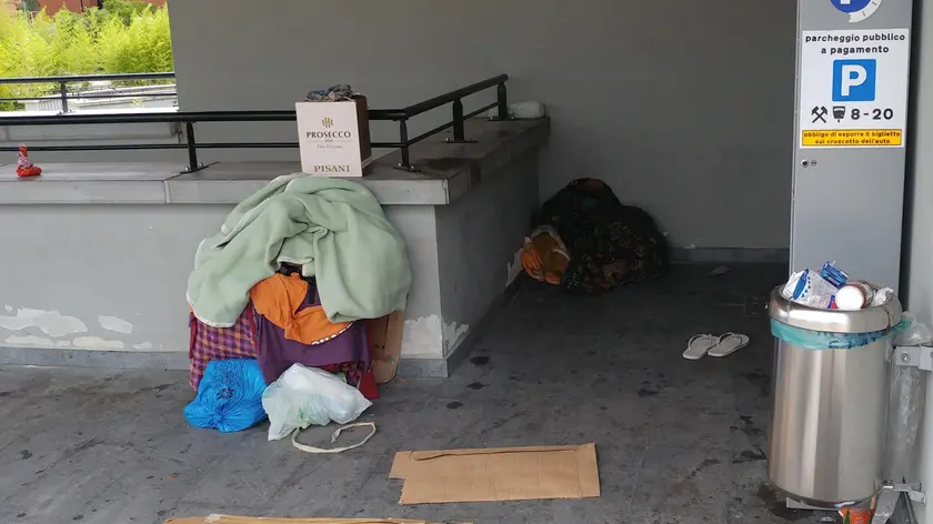 Materassi, coperte e cuscini: i giacigli di fortuna in cui dormono alcuni stranieri nel parcheggio dell’Appiani