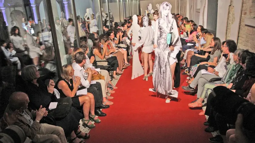 AGOSTINI TREVISO SFILATA MODA ACCESSORI IUAV AL CHIOSTRO DI S. MARGHERITA