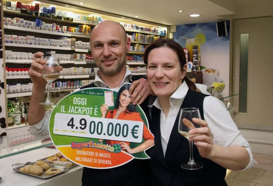 Stefano e Tamara Feletto festeggiano dopo la vincita nella loro caffetteria