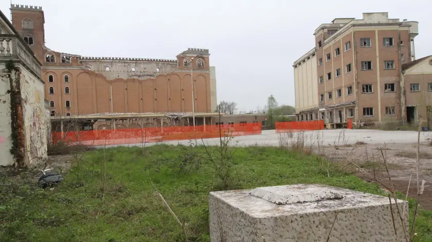 FERRAZZA AG.FOTOFILM SILEA DITTA CHIARI FORTI DEGRADO E ABBANDONO