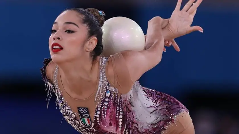 Alexandra Agiurgiuculese durante un esercizio alla palla