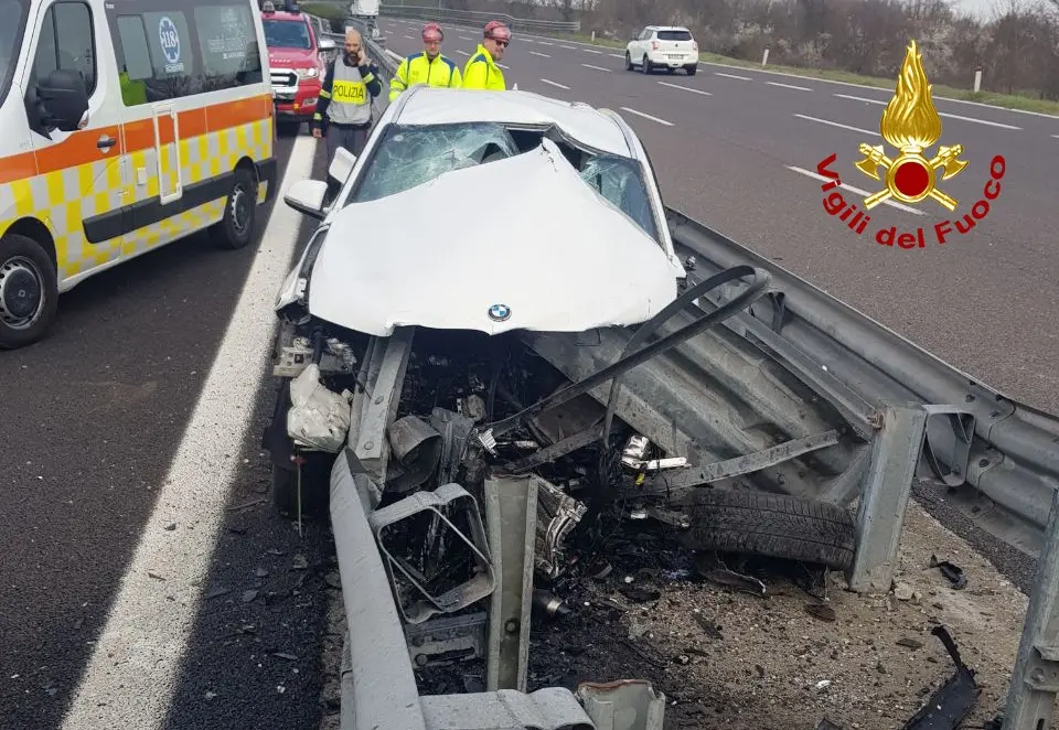 Lo schianto in A27, con la Bmw infilzata dal guardrail