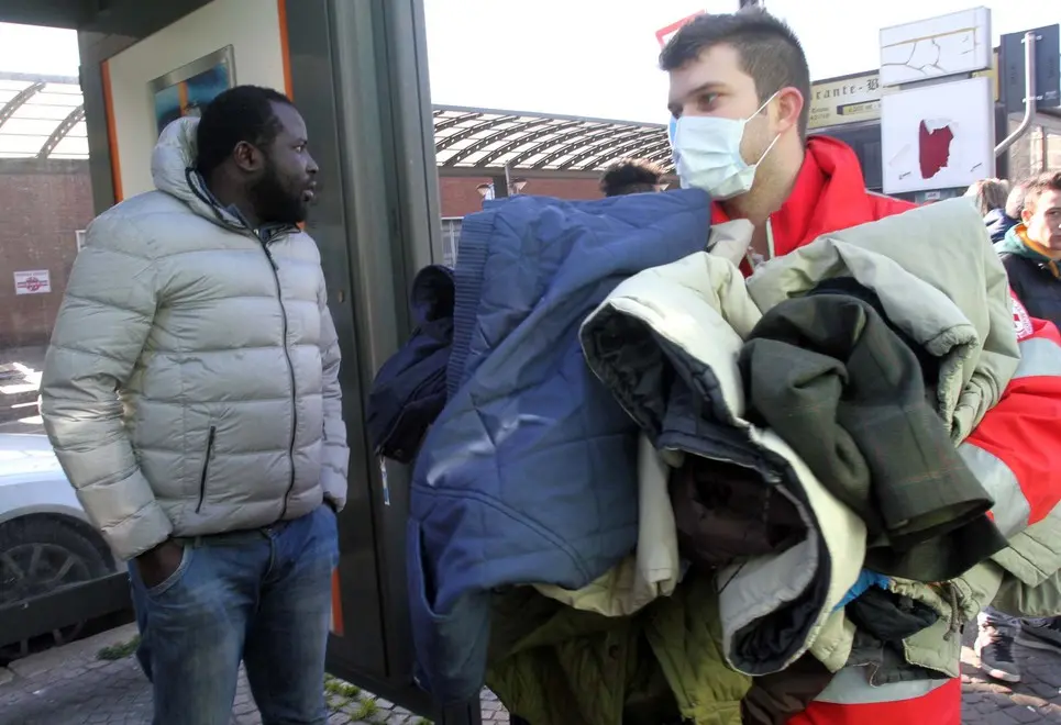 ZAGO TREVISO CORRIERA DI PROFUGHI DI FRONTE ALLA STAZIONE DEI TRENI