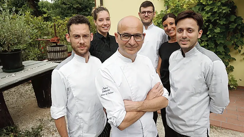 Andrea Lombardini, la moglie Martina Bellio ed i collaboratori di sala e di cucina (Fotofilm)