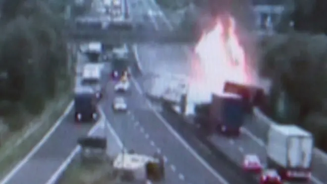 INCIDENTE STRADALE DUEMILAOTTO SULL' AUTOSTRADA A 4 - QUATTRO IN LOCALITA' CESSALTO, SETTE I MORTI. UN CAMION TIR INVADE LA CORSIA OPPOSTA INVESTENDO UN'AUTO MERCEDES CON A BORDO TRE PERSONE PADRE FIGLIO E UN'AMICA TUTTI DI BOLOGNA, UN AUTOTRENO DELLA BARTOLINI CON ALLA GUIDA IL MAROCCHINO AIT FATEL YOUDNES ABITANTE A SAN DONA' E UNA BMW CON A BORDO DUE PERSONE DELLA PROVINCIA DI VICENZA. in foto una sequenza del video ripreso dalle telecamere di autovie venete