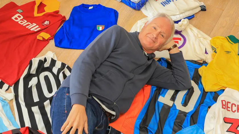 Aldo Serena con alcune delle trecento maglie della sua collezione