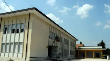 La scuola media di Susegana teatro della curiosa storia