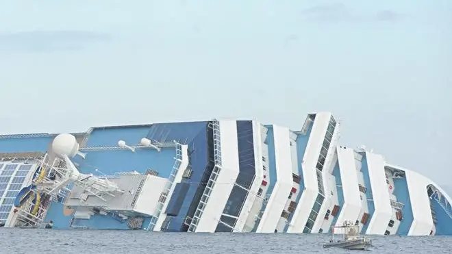 La nave Costa Concordia naufragata ieri davanti al porto dell'Isola del Giglio oggi 15 gennaio 2012 .ANSA/MAURIZIO DEGL 'INNOCENTI