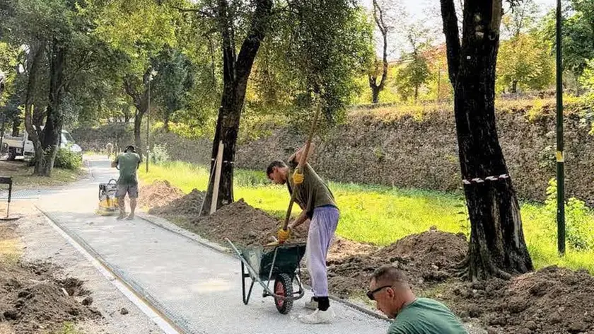 I lavori in corso sulle mura in una delle foto pubblicate dal sindaco Conte sul proprio profilo Facebook
