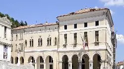 Il municipio di piazza Cima a Conegliano: ci sono 60 candidati per un posto da dirigente