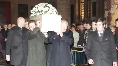 A sinistra la bara portata in spalla dagli amici di Gianni Raccamari In fondo a sinistra si scorge il pm Antonio De Lorenzi A destra Luciano Benetton e Marco Tamaro della Fondazione