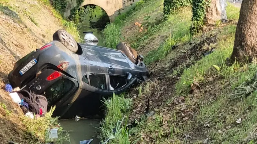 L'auto rovesciatasi nel fosso