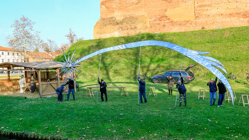DeMarchi Castelfranco sistemazione stella gigante su presepio lungo le fosse
