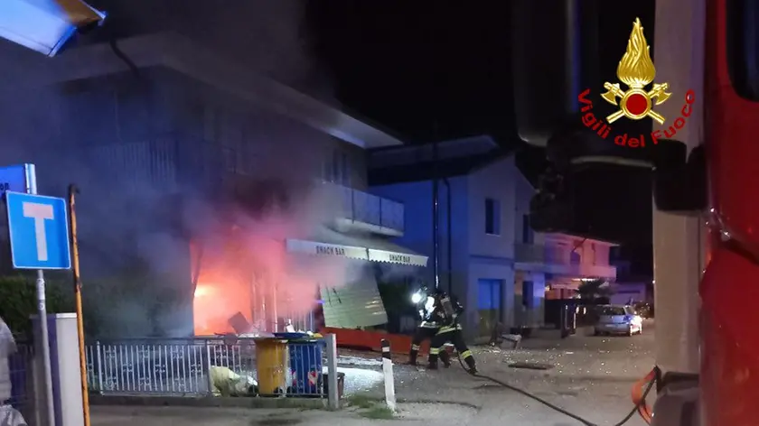 Le immagini dell'incendio al bar di Quinto
