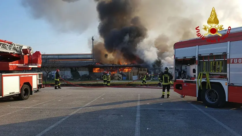 I vigili del fuoco in azione a Santa Maria di Sala