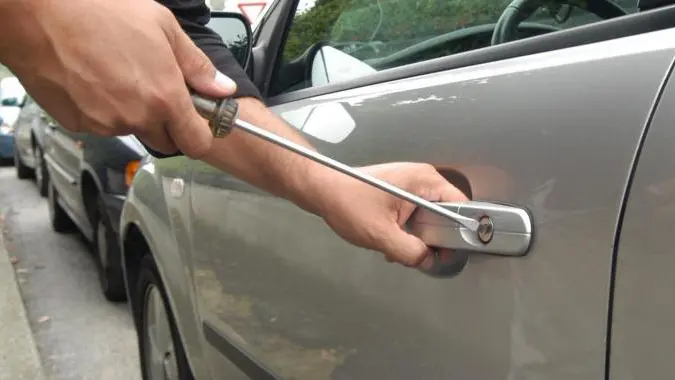 Un furto in auto