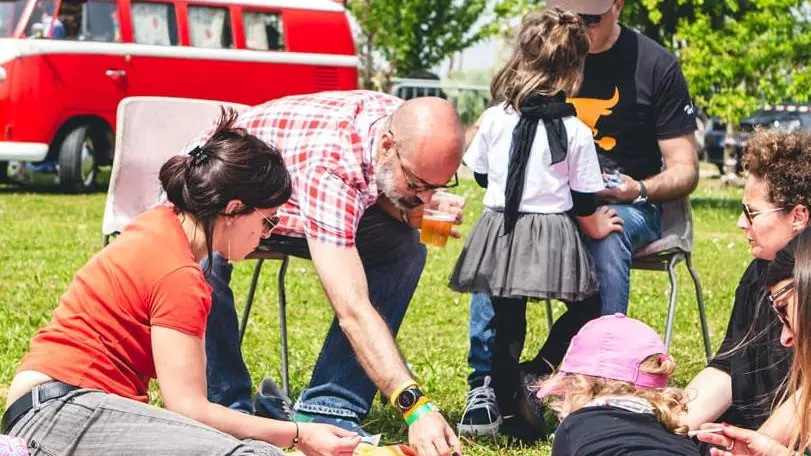 Relax sul prato del Krach di Monastier, che lunedì ospita barbecue, spiedo, dj set, gonfiabili e truccabimbi