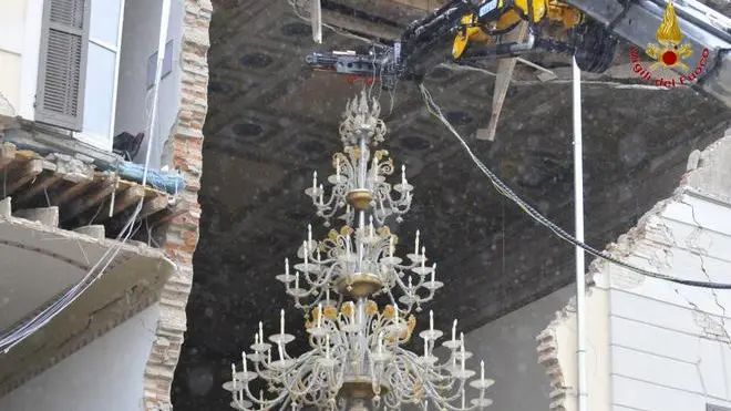 I vigili del fuoco impegnati nel recupero dello storico lampadario di vetro di Murano che scendeva dal soffitto della sala consiliare del municipio di Sant'Agostino, Ferrara, 4 giugno 2012. ANSA/UFFICIO STAMPA VIGILI DEL FUOCO ++HO - NO SALES EDITORIAL USE ONLY++