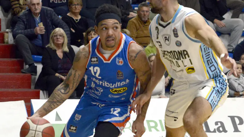 Justion “Scoop” Robinson in azione nella trasferta della Nutribullet Treviso Basket a Cremona