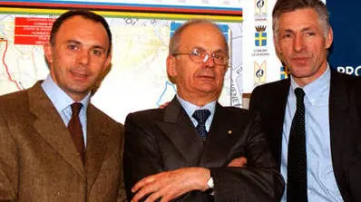 Preganziol (Treviso) 4/12/98: presentazione Mondiali Ciclismo Veneto 1999 da sx l'ex campione del mondo Moreno Argentin, Teofilo Sanson presidente dei Mondiali Ciclismo Veneto 1999, l'ex campione del mondo Francesco Moser e Remo Mosole amministratore delegato dei Mondiali Ciclismo Veneto 1999 (foto Marco Bruzzo/D-Day)