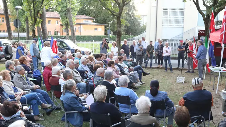 ZAGO . AG.FOTOFILM TREVISO ASSEMBLEA PUBBLICA CENTRO CIVICO S. BONA, SU CASE POPOLARI